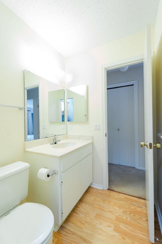 Building Photo - This darling 2 bedroom, 1.5 bath townhome is perfect for low maintenance, one level living! With ...