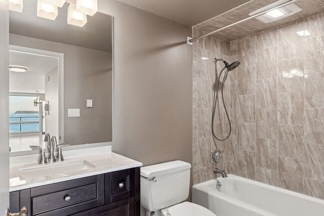 Building Photo - 2 Bedroom 2 Bath Top Floor Corner Unit  wi...