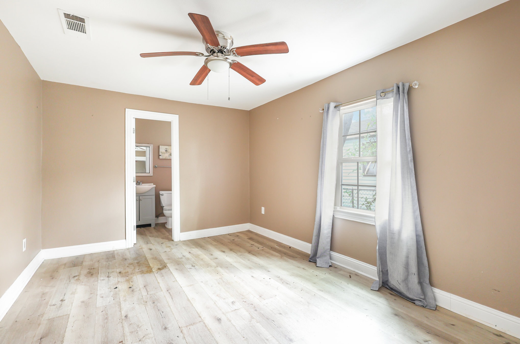 Building Photo - 517 Thompson St