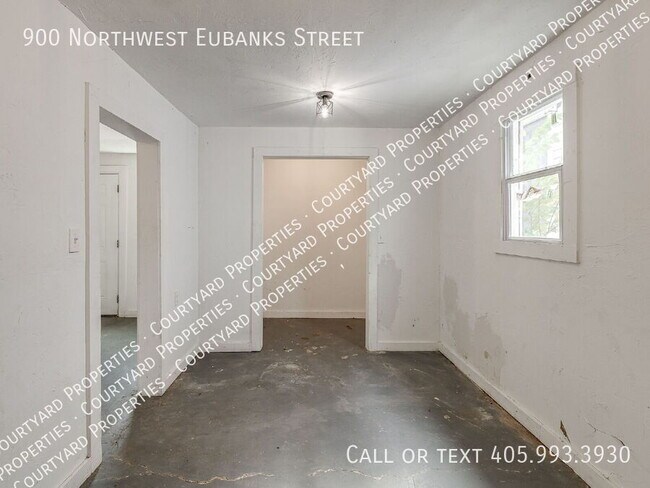 Building Photo - 900 NW Eubanks St