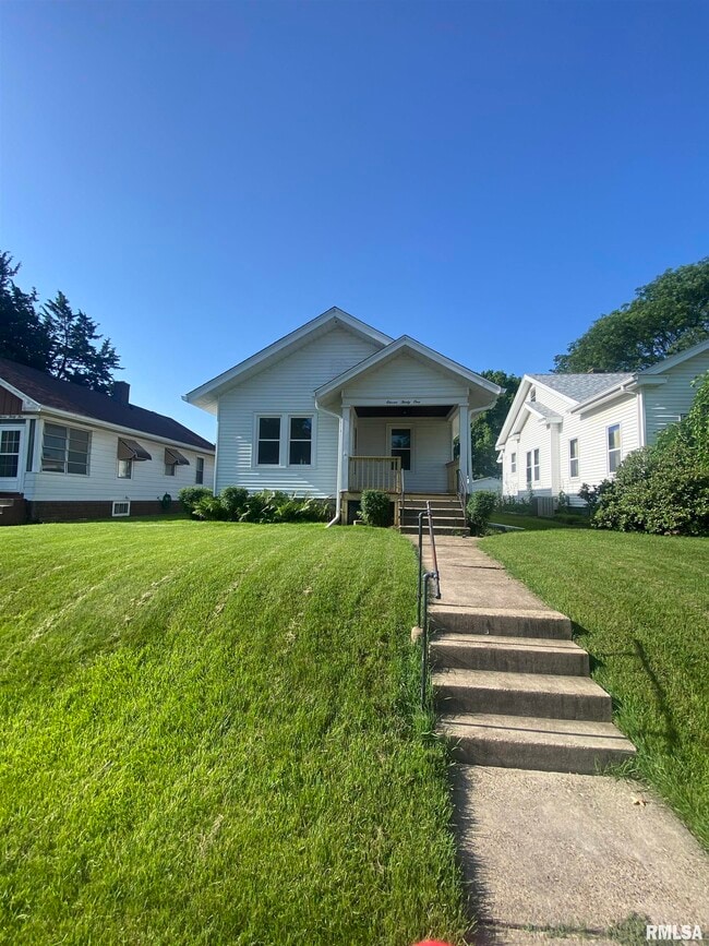 Building Photo - 1131 E Garfield St