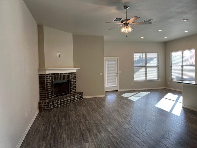 Building Photo - 2018 Kenwood Ave