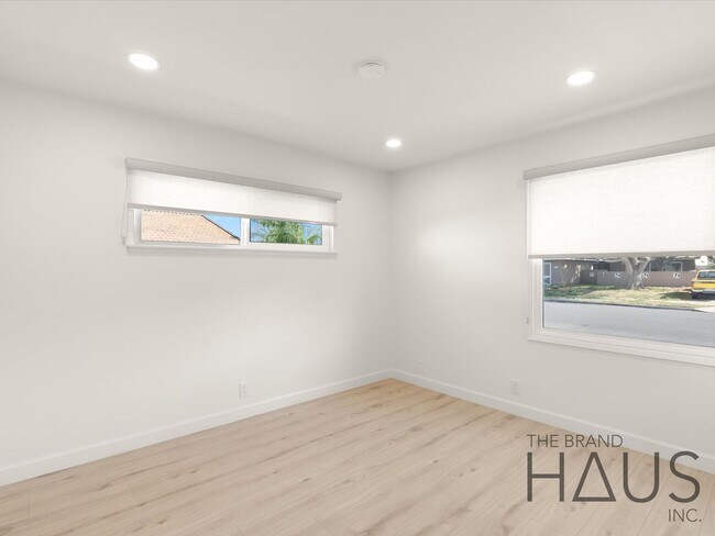 Building Photo - Two Primary Bedrooms, Pool, & Air Conditio...