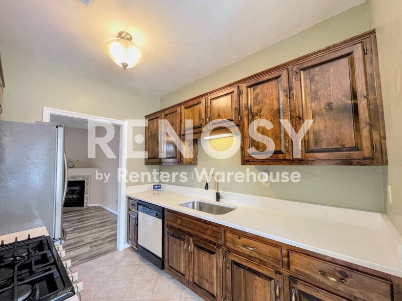 Building Photo - 628 Creekside Ct