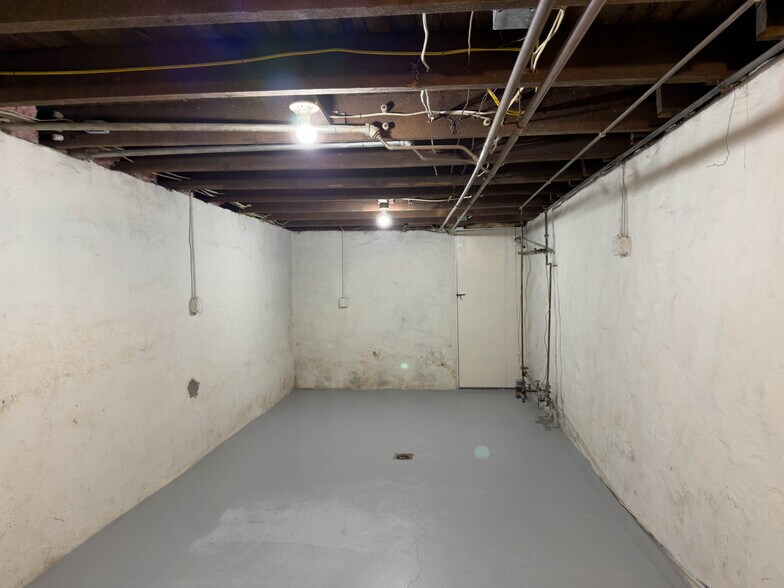 Building Photo - 216 W Main St