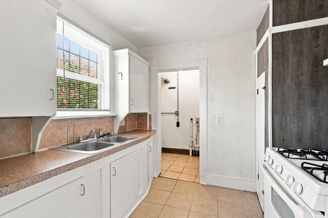 Building Photo - 1547 E 10th St