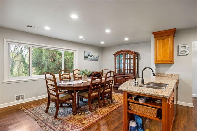 Building Photo - 2341 Elmwood Cir SE