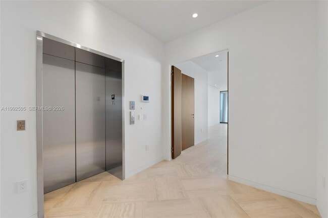 Building Photo - 5 Grove Isle Dr