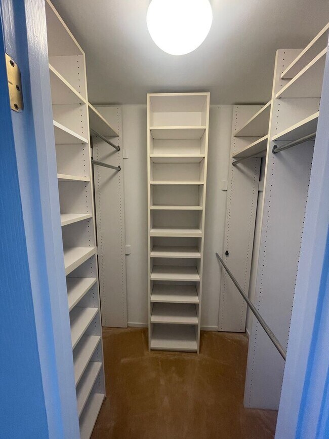 Building Photo - Newly Renovated 3 Level Townhome!