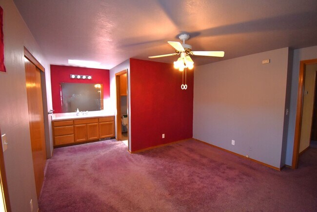 Building Photo - Spacious Home.