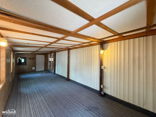 Building Photo - 809 W Washington Ave