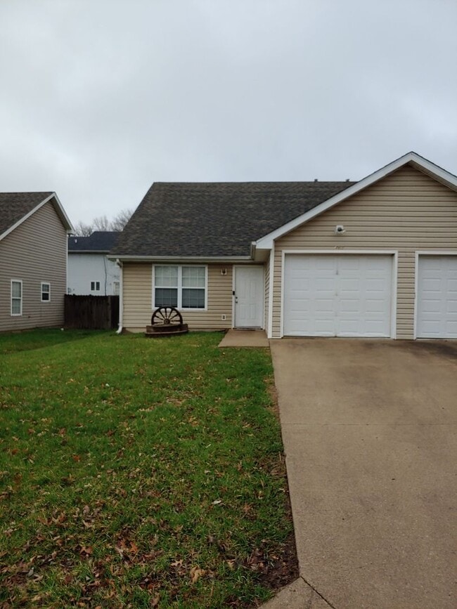 Building Photo - 460/462 Chris Dr.