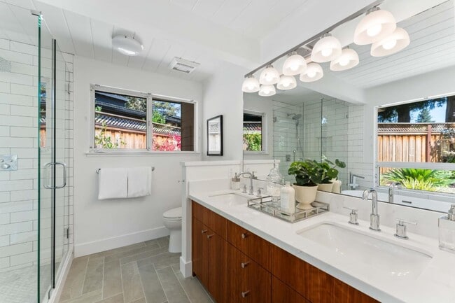 Building Photo - 705 Evergreen St