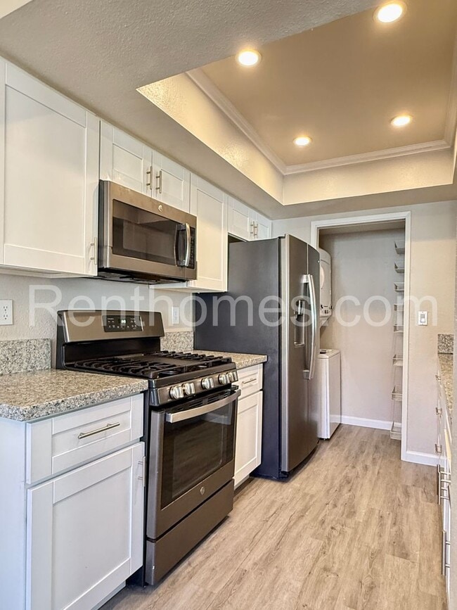 Building Photo - 9438 Twin Trails Dr