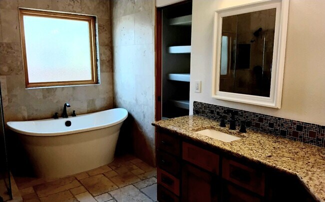 Building Photo - 4 bedroom 2.5 bath far NE Heights