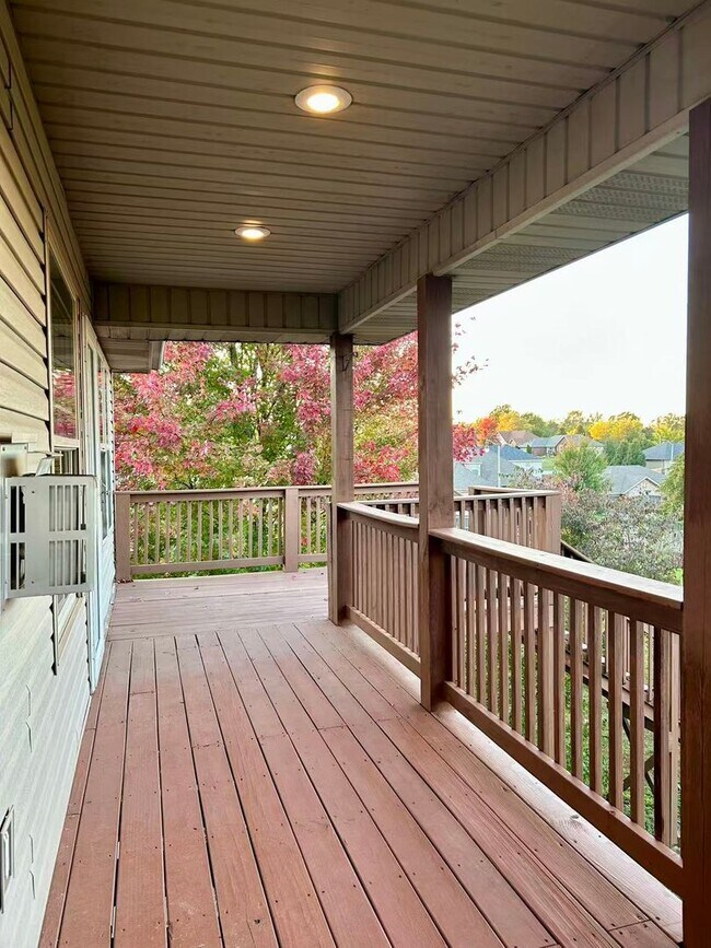 Building Photo - 5 bedroom and 3 bathroom two level house