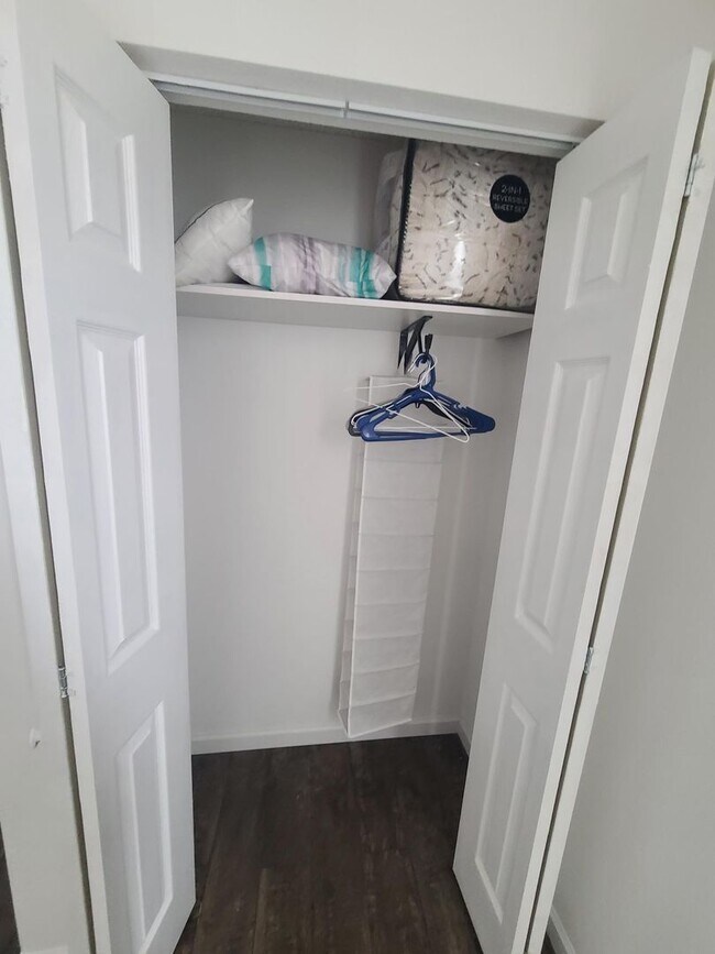 Building Photo - 17th St 6 Plex