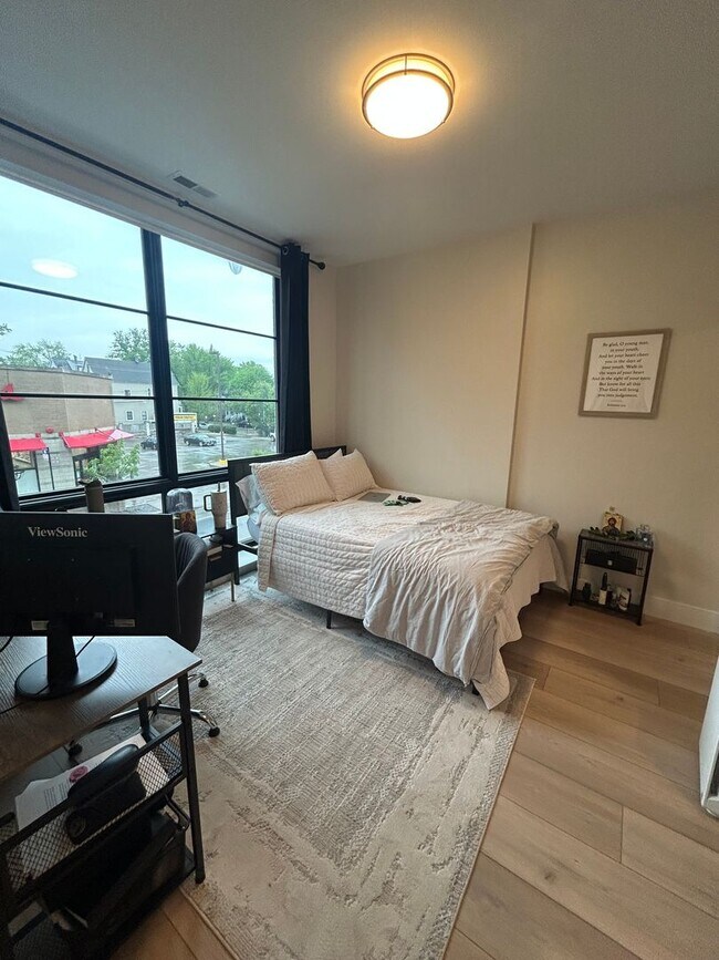 Building Photo - 1646 W Belmont Ave