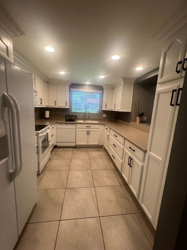 Building Photo - 3 Bed / 2 Bath House at INDIAN PALMS CC** ...