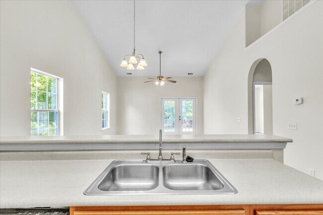 Building Photo - Better Than New 3 Bed/2 Bath Townhome in S...