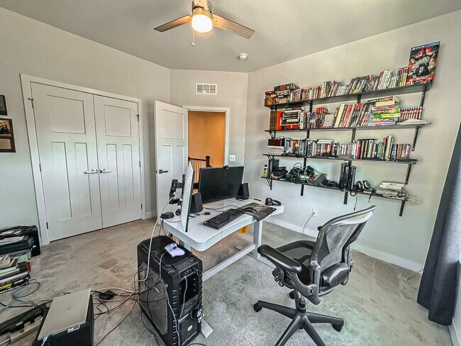Building Photo - Luxurious 4 Bedroom 3.5 Bathroom End Unit ...