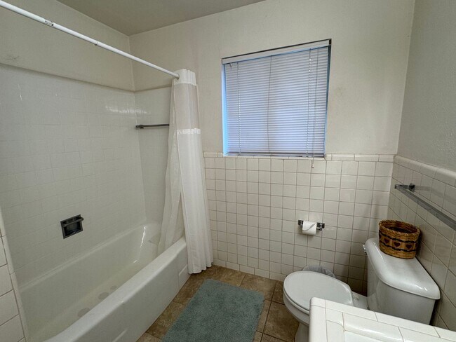 Building Photo - 1608 Northcrest Dr