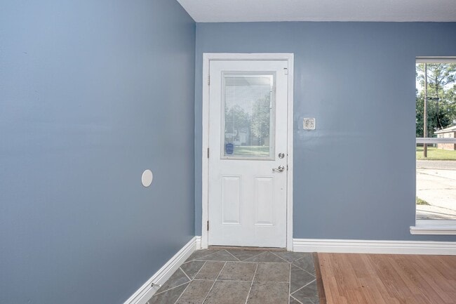 Building Photo - 3 Bed 1 Bath Home In Pascagoula - New Appl...