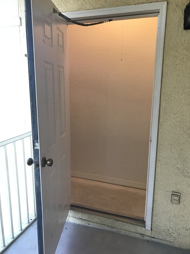Building Photo - Updated 2/1 at Visconti, new carpet & paint, vaulted ceilings!
