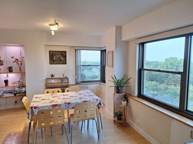 Dining Room - 4200 N Marine Dr
