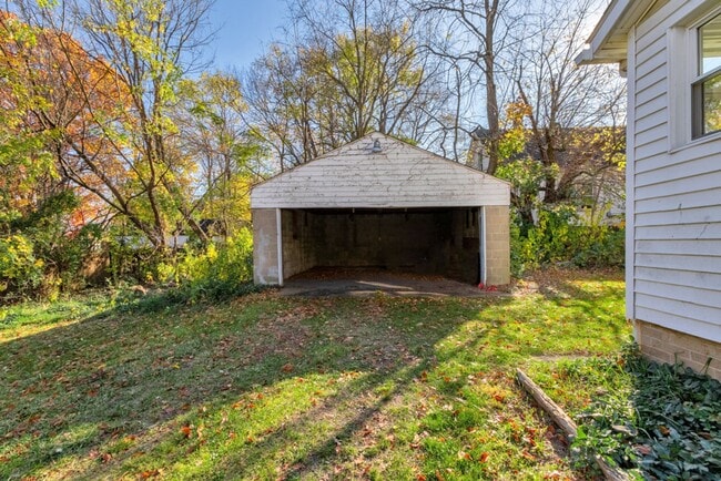 Building Photo - Single-Family House with 2BR and 1BA