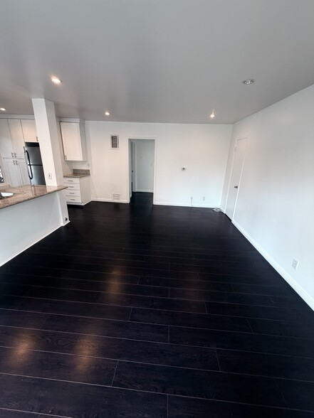 Building Photo - 123 S St Andrews Pl