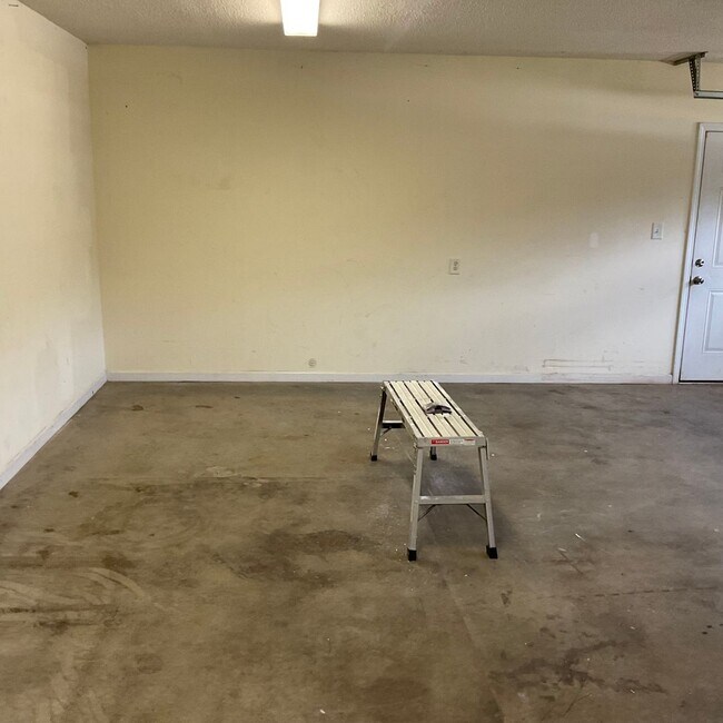 Building Photo - 3 Bedrooms, 2 Baths Home For Rent in Newton NC with 2 car garage