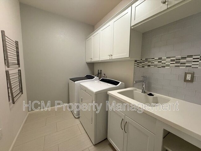 Building Photo - 804 El Paseo