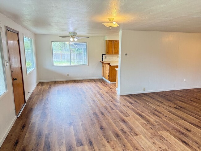 Building Photo - Huge 4 bedroom 2 bath house!