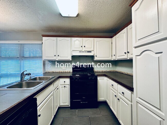Building Photo - Charming Ranch Style, Prairie Village Home w/ a Fenced Yard, Updated Baths, and All Appliances In...