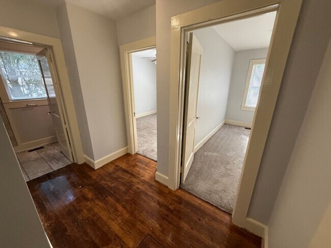 Building Photo - 3 Bedrooms | 2 Bathrooms | Rosewood Area