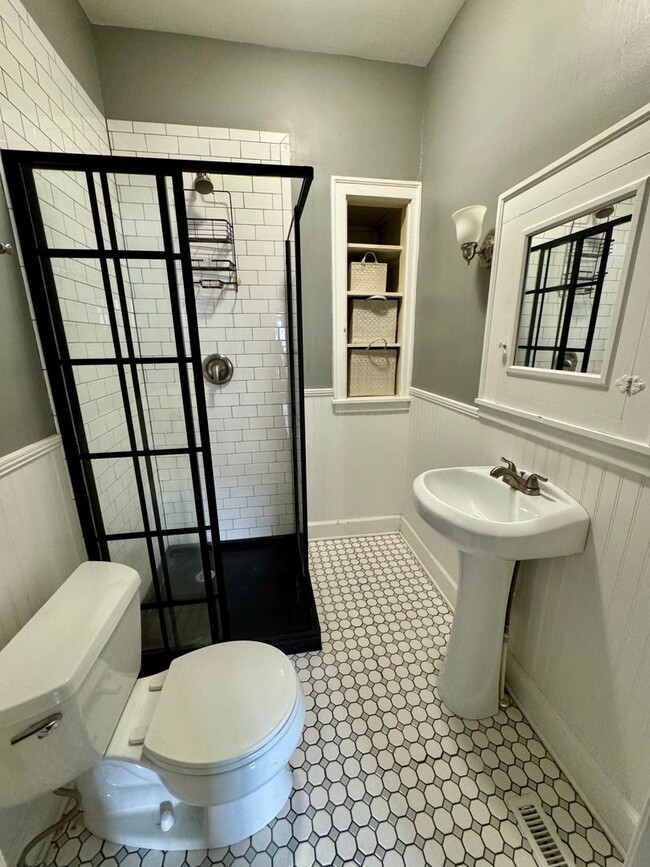 Building Photo - Single Family Home for Rent - Direct acces...