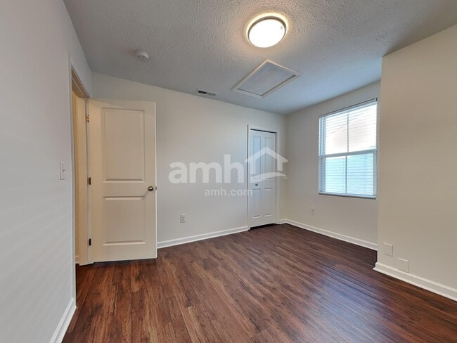 Building Photo - 5670 Julia Kate Dr