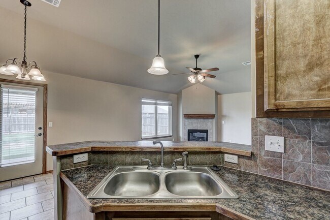 Building Photo - AVAILABLE 3-15-2020  FOR OCCUPANCY IN YUKON, MUSTANG SCHOOLS!