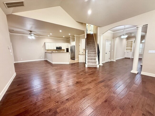Building Photo - Fantastic Location, Fantastic Exec Home