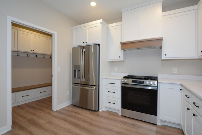 Building Photo - New Construction Townhouse Available Now in Roseville!
