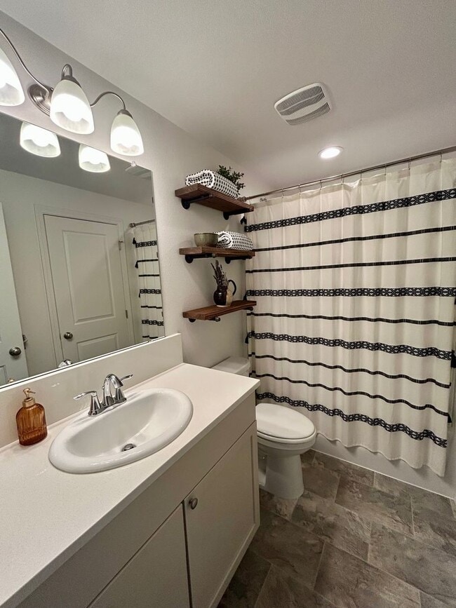 Building Photo - Town Access 2-bd Bungalow in Beautiful Sis...