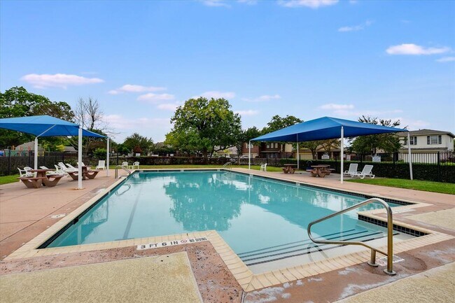 Building Photo - 200 Brentwood Dr