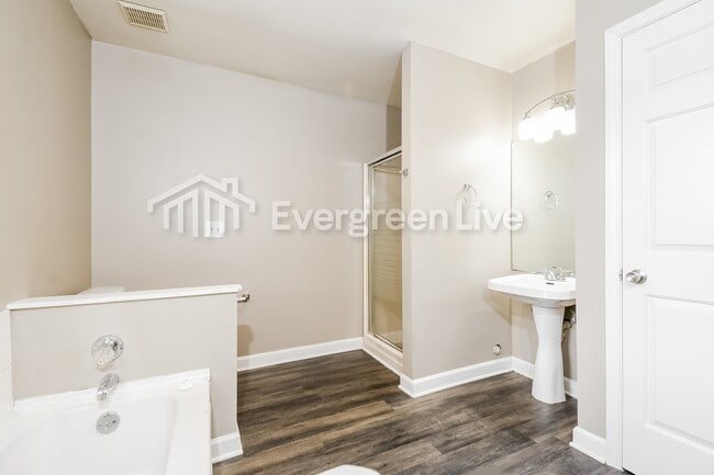 Building Photo - 245 Guinevere Ct