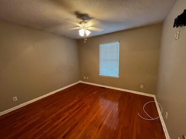 Building Photo - ***COMING SOON, JUNE 1ST*** 3 Bedroom 2 Bath house with attached garage, sun room, large back deck