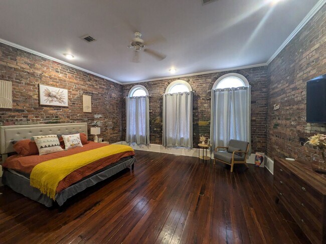 Building Photo - Cute Upstairs Down Town Apartment!