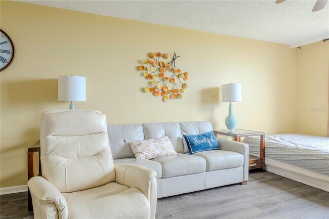 Building Photo - 2620 Cove Cay Dr