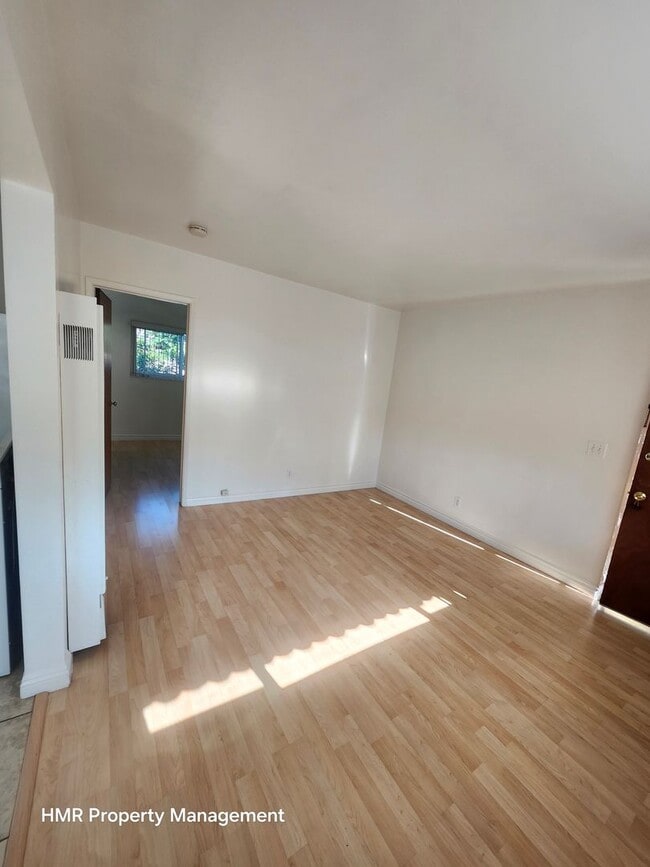 Building Photo - Beautilful 1-bedroom Upstairs Apartment in Pomona