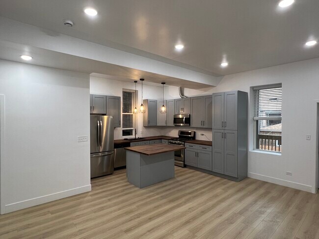 Building Photo - 2110 W 21st Pl