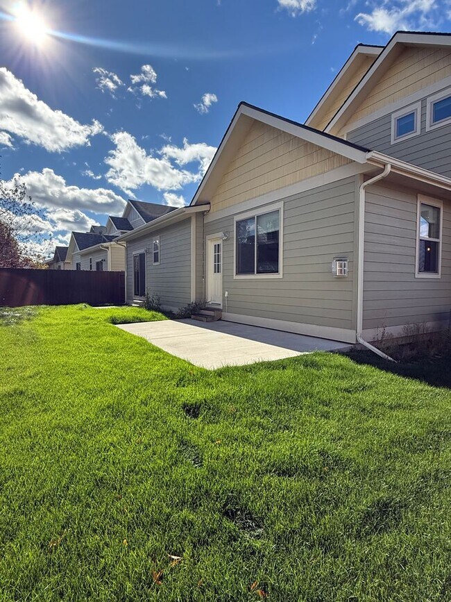Building Photo - 5 bedroom 2.5 Bath home in Bozeman with at...